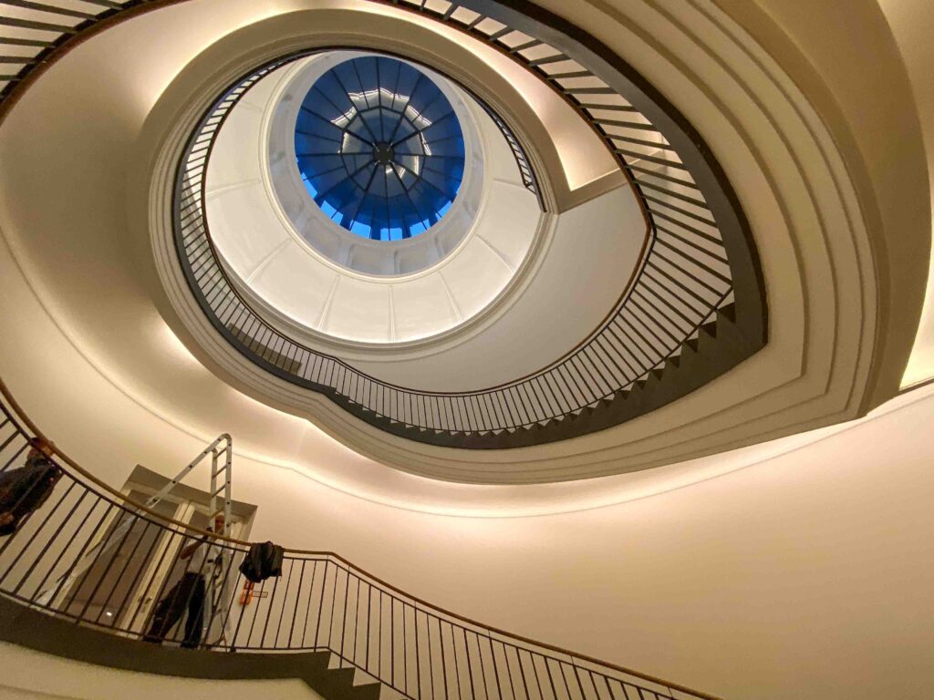 Lichtplanung für ein rundes Treppengeländer mit Kuppel